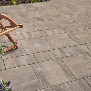 Verlegte, braune Kann Mehrformat-Pflastersteine Talessio Beton Sienna für Terrasse und Einfahrt.