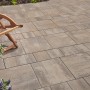 Verlegte, braune Kann Mehrformat-Pflastersteine Talessio Beton Sienna für Terrasse und Einfahrt.