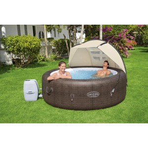 Bestway LAY-Z-SPA mit Sonnenschutzdach im Garten, zwei Personen entspannen im Whirlpool.