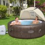 Bestway LAY-Z-SPA mit Sonnenschutzdach im Garten, zwei Personen entspannen im Whirlpool.