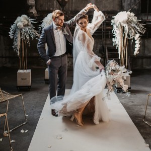 Brautpaar tanzt auf weißem Primaflor Eventteppich Podium. Ideal für Hochzeit, Event oder Messe.