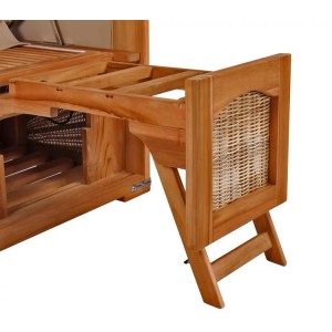 Detailansicht Strandkorb Rantum Teak mit ausklappbarem Fußteil aus Holz und PE-Geflecht.