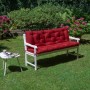 Rote, gesteppte Beautissu Flair BR Gartenbankauflage auf weißer Holzbank im grünen Garten. Gemütliches Sitzkissen.