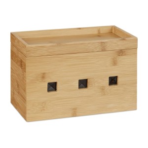 Kabelbox aus hellem Bambus mit Deckel als Ablagefläche und drei quadratischen Kabelöffnungen.