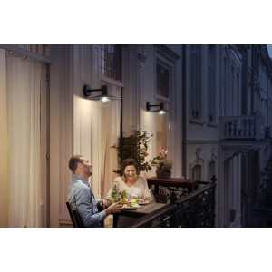 Philips Skua Außenwandleuchte in Schwarz, montiert an einer Hauswand über einem Balkon.