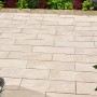 Verlegte Dielenplatten Nativa in Kalksteinoptik, 60x20x4 cm, als Trittsteine im Garten.