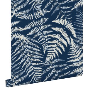 ESTAhome Vliestapete mit Farnmuster in Indigoblau, für eine tropische Wandgestaltung.