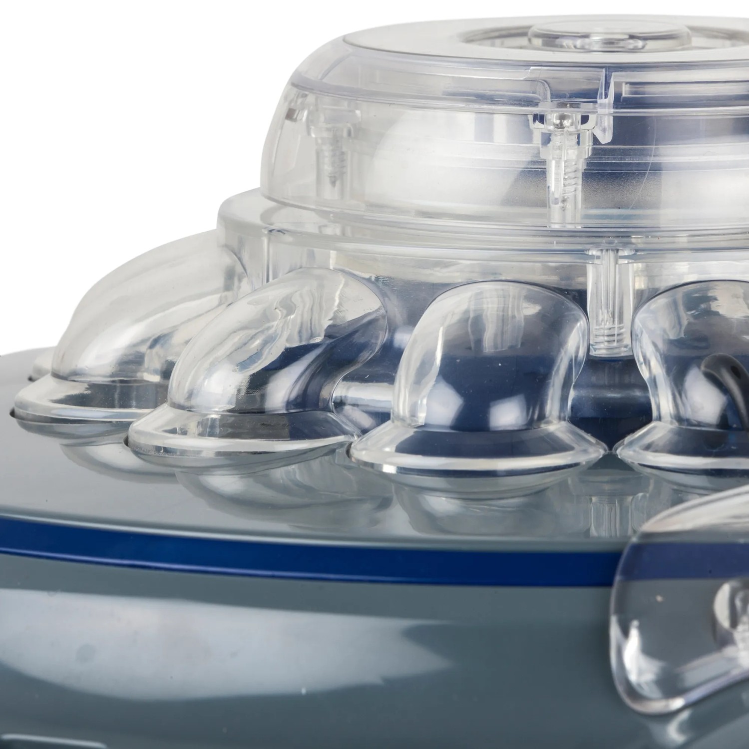 Detailaufnahme: Grauer Gre Akku-Poolroboter mit transparenten Elementen. Poolreinigung leicht gemacht.