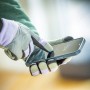 LUX Werkzeughandschuhe Ladies Protect Gr. 8 beim Bedienen eines Touchscreens.
