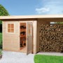 Unbehandeltes Holz-Gartenhaus mit Flachdach und Anbau zur Holzlagerung im Garten.