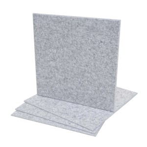 Vier hellgraue Akustikwandpaneele aus Filz, 50x50cm, als 4er-Set für verbesserte Raumakustik.