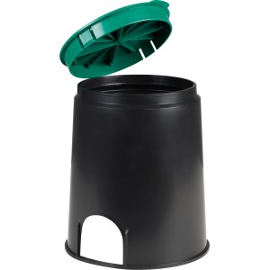 Schwarze Bodeneinbaudose mit grünem Deckel für Erdkabel, Transformatoren und Verteilerdosen.