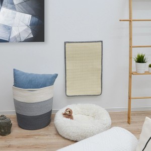 eyepower XXL Sisal Kratzschutz für Möbel, 130x44cm, an Wand montiert.
