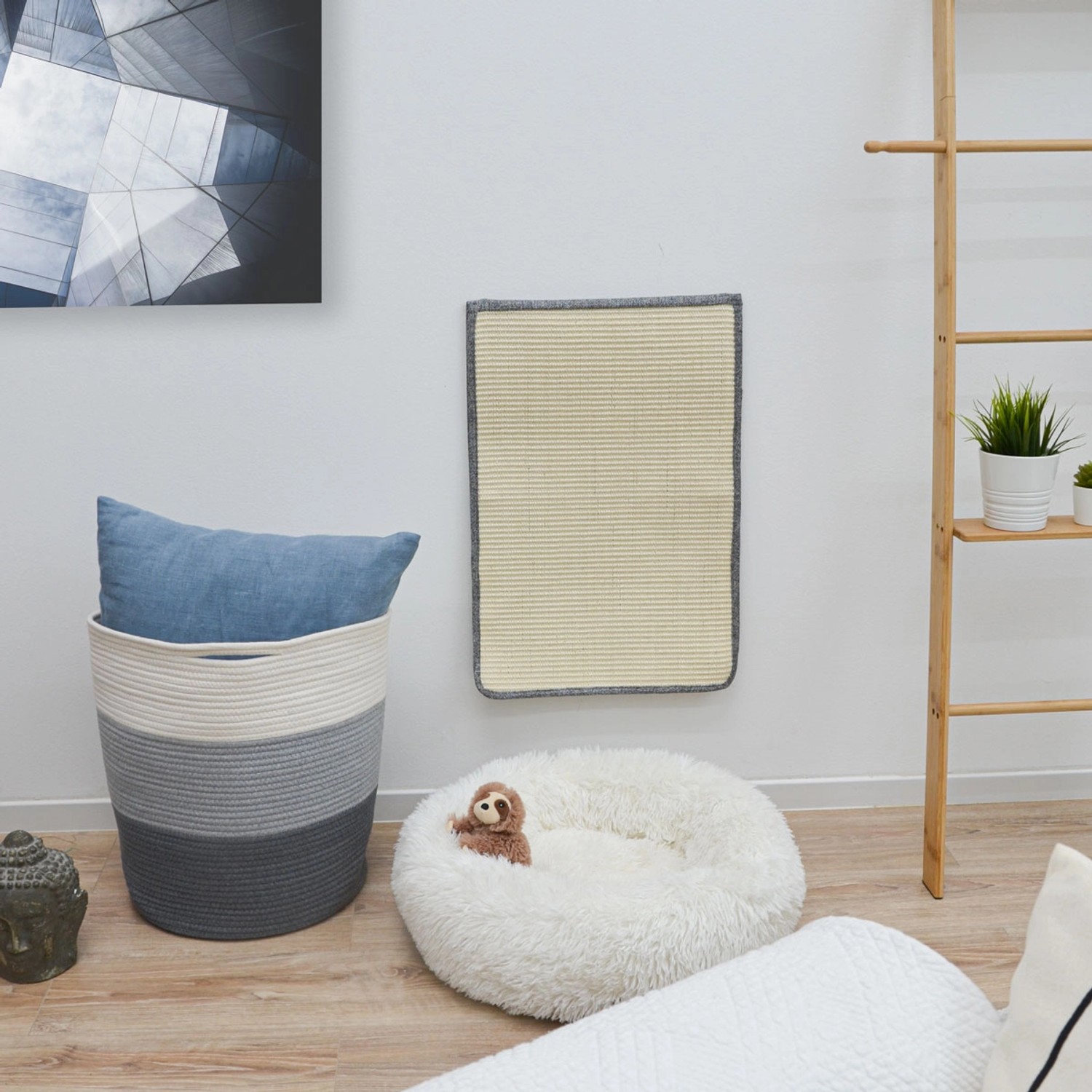 eyepower XXL Sisal Kratzschutz für Möbel, 130x44cm, an Wand montiert.