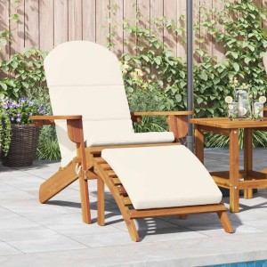 Adirondack-Gartenstuhl aus Akazien-Massivholz mit cremeweißen Kissen und Fußstütze auf Terrasse.