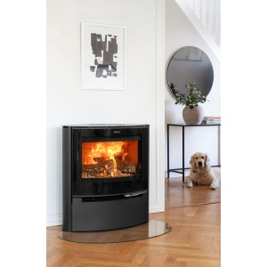Schwarzer Aduro 15 Lux Kaminofen mit Automatik und brennendem Holz im Feuerraum.