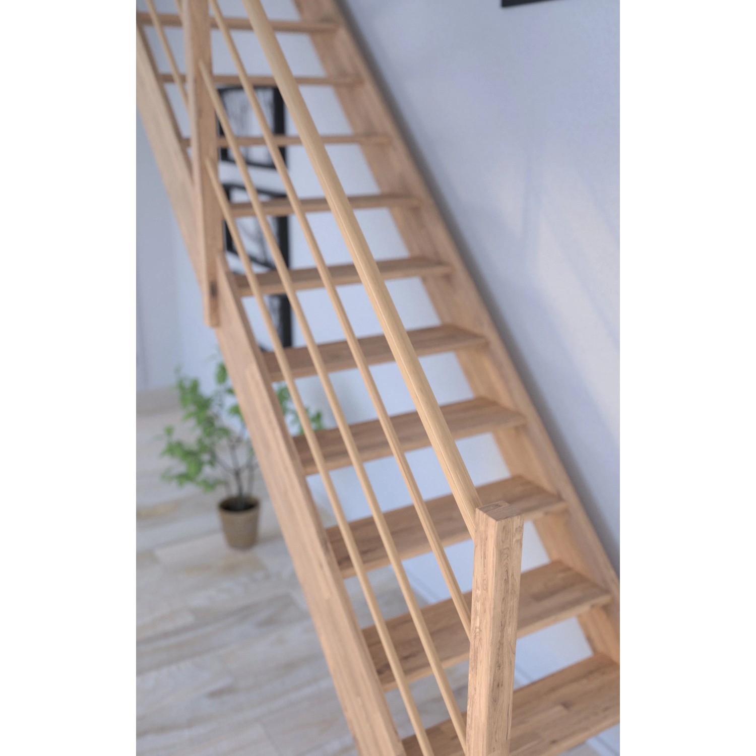 StarWood Holztreppe Eiche mit Holz-Design-Geländer (rechts).