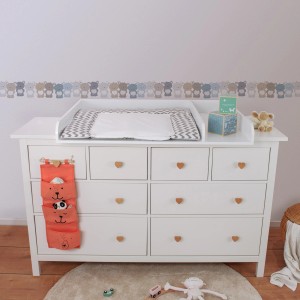 Babyzimmer mit Teddy Bär Bordüre in Pastellfarben auf Kommode mit Wickelaufsatz.