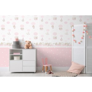 Dekorative Tapete Rosa-Weiß mit Tieren, Heißluftballons und Punkten im Kinderzimmer. Fröhliches Design.