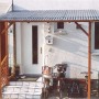 Anwendungsbeispiel: Transparentes PVC-Wellplatten-Dach als Vordach mit Holzkonstruktion.
