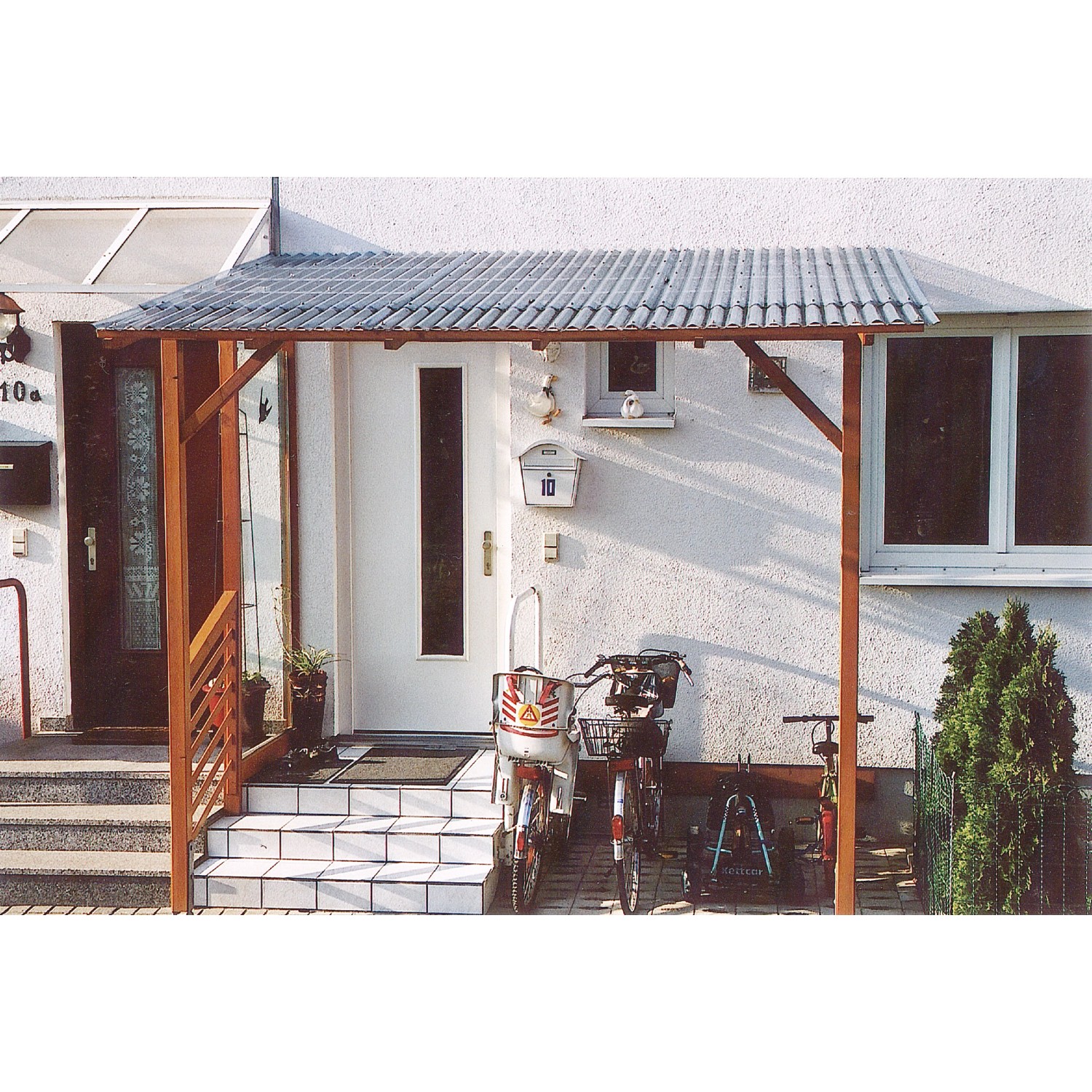 Anwendungsbeispiel: Transparentes PVC-Wellplatten-Dach als Vordach mit Holzkonstruktion.