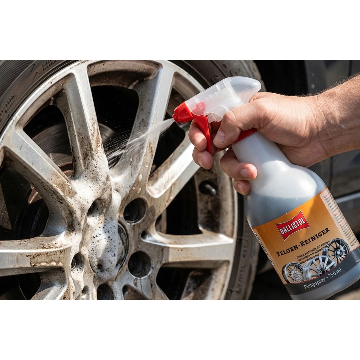Hand sprüht Ballistol Felgenreiniger auf verschmutzte Autofelge. Pumpspray 750 ml für effektive Reinigung.