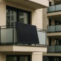 Haier Balkonkraftwerk 800W mit Halterung am Balkon montiert.