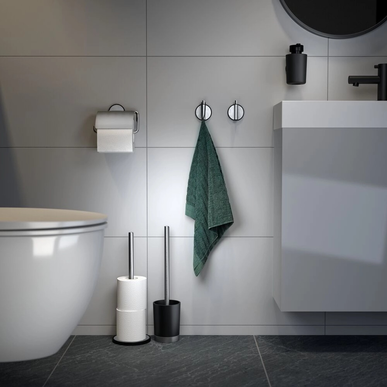 Tiger Toilettenpapierhalter Tune mit Deckel, Edelstahl gebürstet-Schwarz im Badezimmer.