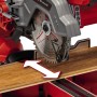 Einhell TC-SM 216 Zug-Kapp-Gehrungssäge beim Sägen von Holz.