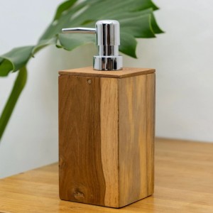 Wohnfreuden Teakholz Seifenspender mit Chrom-Pumpe, natürliche Holzmaserung.