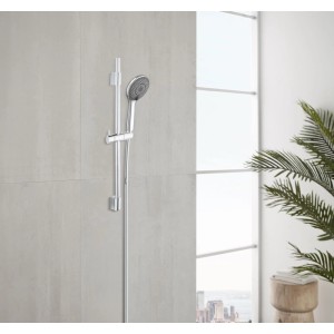 Wenko Brauseset Watersaving Chrom mit Duschstange, Handbrause, Schlauch an gefliester Wand. Wassersparend.