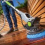 Akku-Reinigungsbürste Twin Brush im Einsatz auf einer Holzterrasse. Inkl. Akku-Starterset.