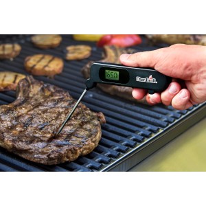 Char-Broil Digital-Thermometer misst Kerntemperatur von Steak auf Grill. Grillutensil für perfekte Garstufen.