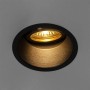 Schwarzer QAZQA Einbaustrahler mit goldenem, drehbarem Aluminium-Innenring.
