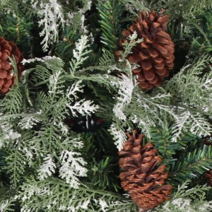 Detailaufnahme: Grüner, weißer Weihnachtsbaum mit Kiefernzapfen und LEDs.