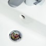 Sanilo Waschbeckenstöpsel Toskana im Waschbecken, verchromter Messingkopf mit Toskana Motiv.