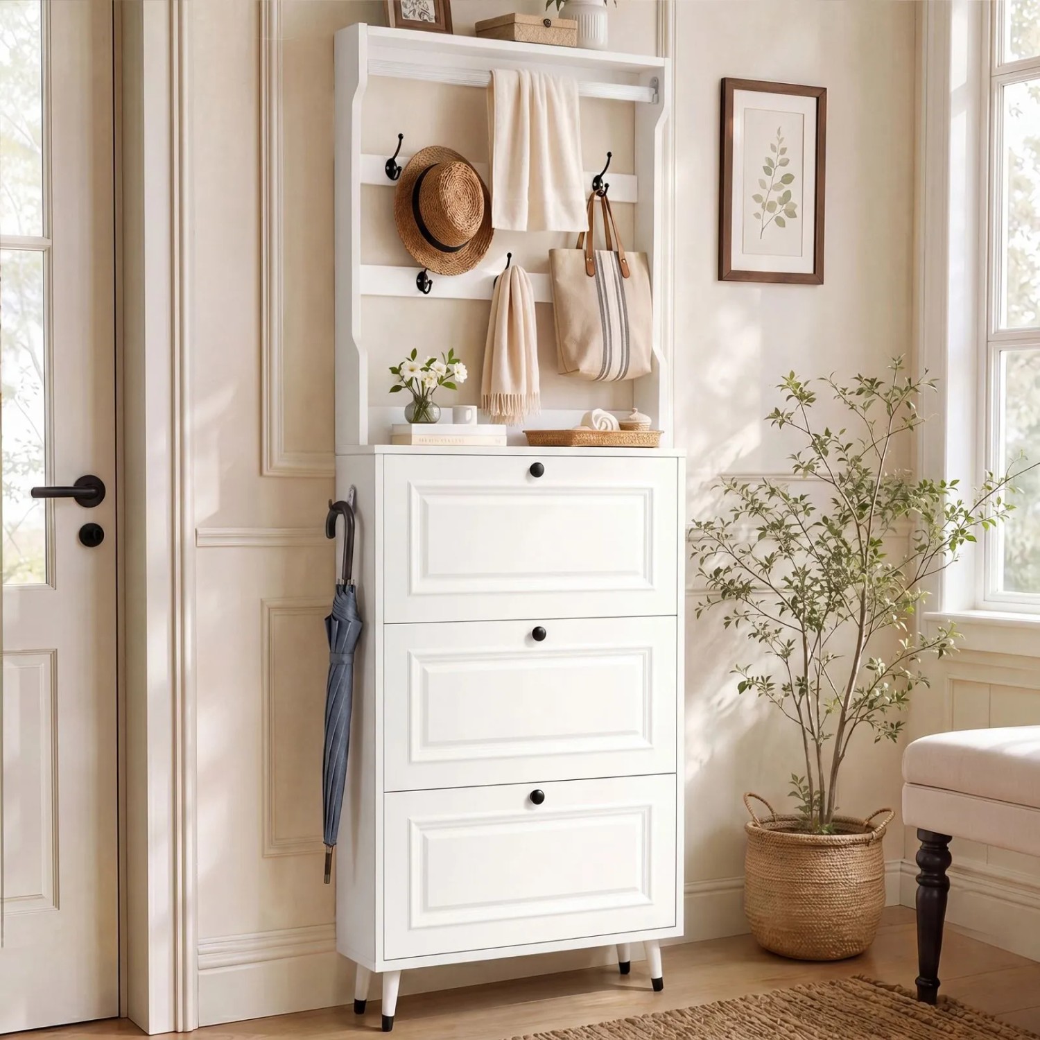 Weiße Flurgarderobe mit Schuhschrank, Haken und Kleiderstange. Drei Klapptüren für Schuhe, ideal für Diele.