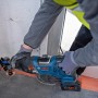 Bosch Professional Akku-Säbelsäge GSA 18V-28 im Einsatz beim Sägen eines Rohrs.