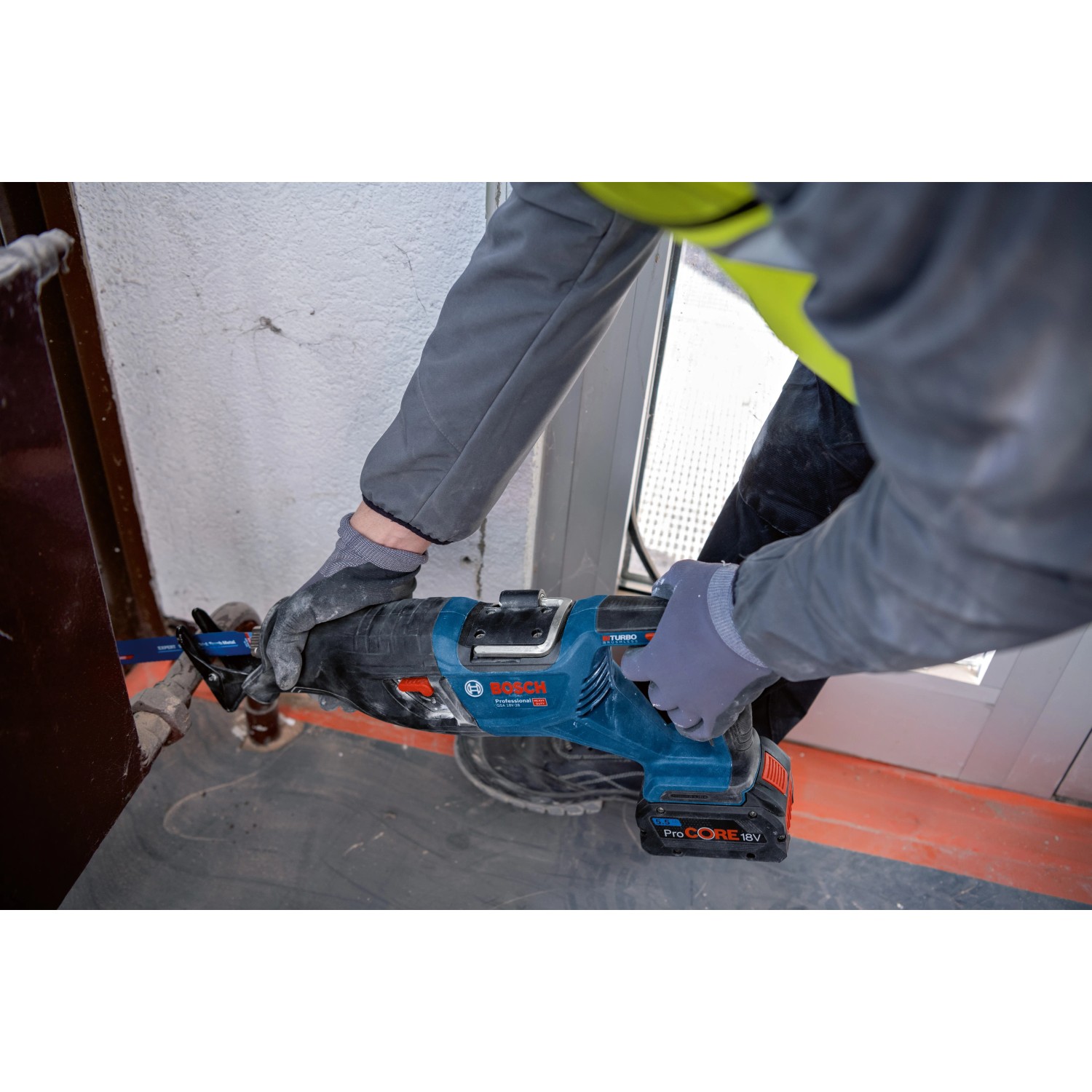 Bosch Professional Akku-Säbelsäge GSA 18V-28 im Einsatz beim Sägen eines Rohrs.