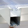 Detailaufnahme: Weiße Palram Canopia Terrassenüberdachung mit Polycarbonat-Doppelstegplatten.