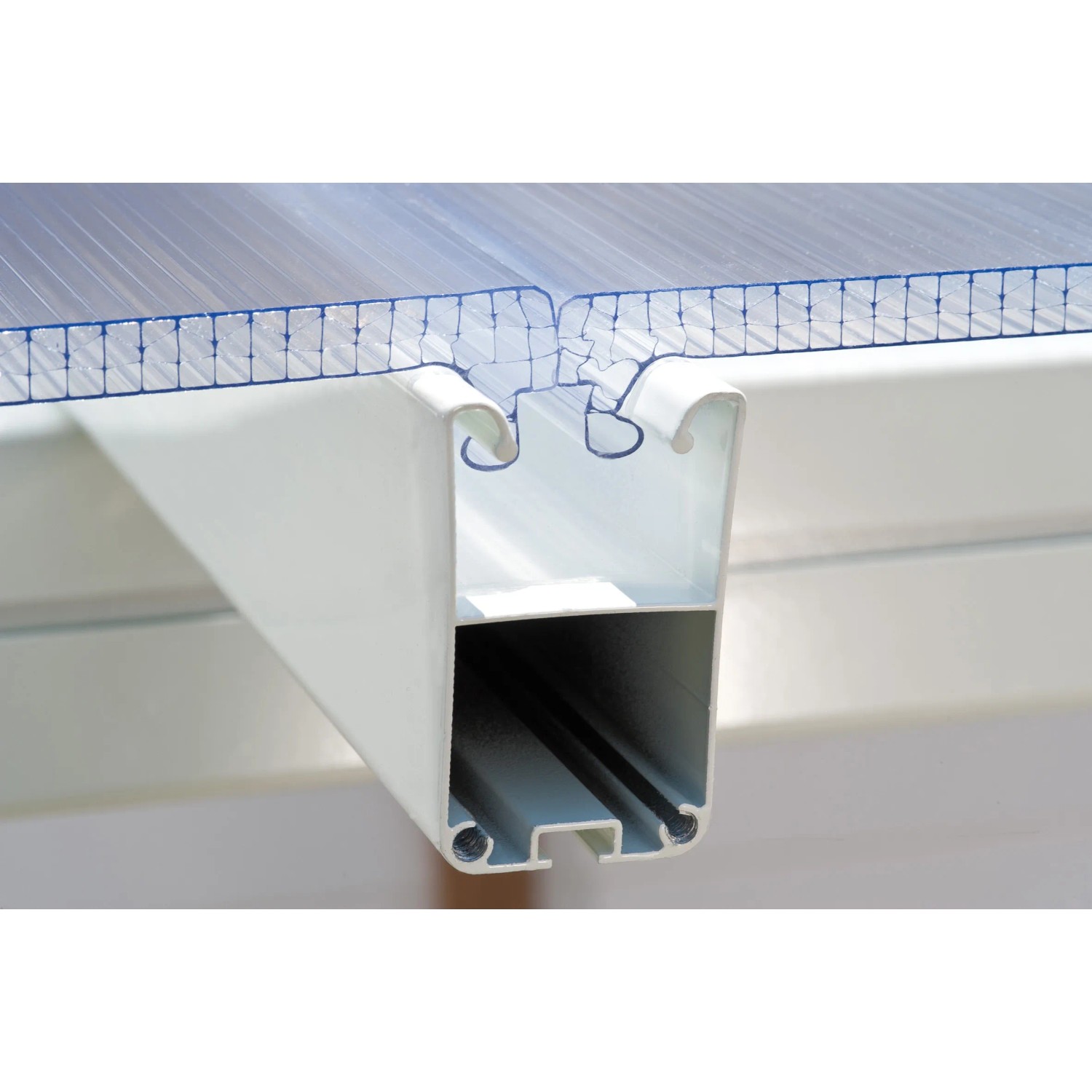 Detailaufnahme: Weiße Palram Canopia Terrassenüberdachung mit Polycarbonat-Doppelstegplatten.