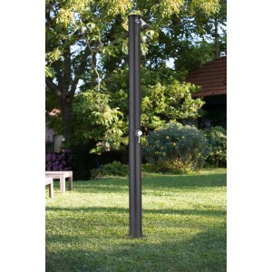 Schwarze Gre PVC-Solardusche mit 20 l Tank im Garten. Außendusche mit Einhebelmischer und Brausekopf.