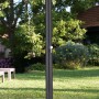 Schwarze Gre PVC-Solardusche mit 20 l Tank im Garten. Außendusche mit Einhebelmischer und Brausekopf.