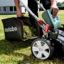 metabo Akku-Rasenmäher RM 36-18 LTX BL 46 mit Fangkorb und Akku im Einsatz.