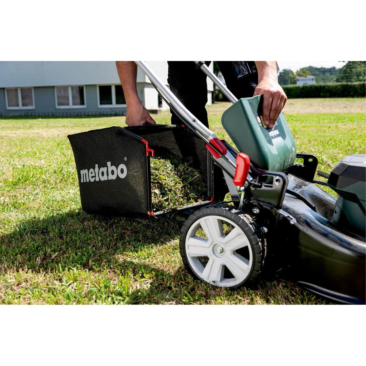 metabo Akku-Rasenmäher RM 36-18 LTX BL 46 mit Fangkorb und Akku im Einsatz.
