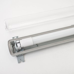 Geöffnete LED-Feuchtraumleuchte, 120 cm, 18W, IP65, mit LED-Röhre und transparentem Deckel.