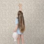ESTAhome Vliestapete Hellbeige mit Blumenmuster, ein Kind berührt die Wand. Dekorative Tapete für ein freundliches Kinderzimmer.