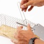 Drahtkäfig-Rattenfalle in Aktion: Lebendfalle wird von Hand bedient.