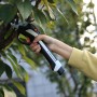 Yard Force Akku-Gartenschere im Einsatz zum Schneiden eines Astes. Teil des 6-teiligen Gartenwerkzeug-Sets.