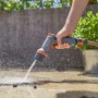 Gardena Comfort Reinigungsspritze ecoPulse™ in Aktion: Flächenreinigung mit Wasserstrahl.